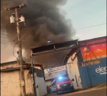 Bomberos atienden incendio en galera en Villa Grecia