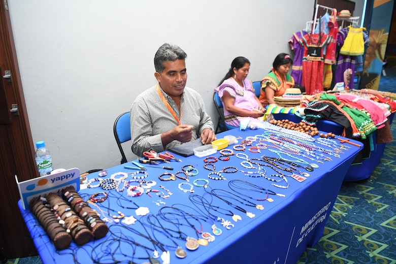 Tres artesanos panameños que transforman la discapacidad en arte y resiliencia