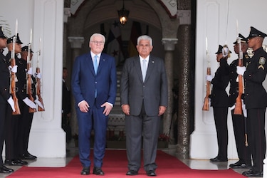 El teatro diplomático y la sumisión fiscal: la verdad tras la visita alemana