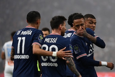 París SG resiste con 10 un empate 0-0 en el Clásico en Marsella