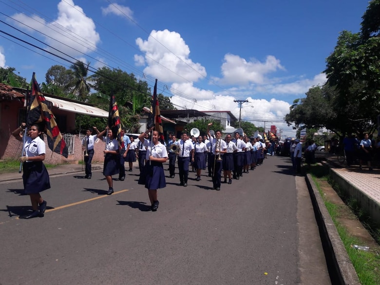 Docentes del Colegio José Daniel Crespo exigen la presencia de la ministra de educación