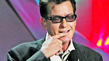 Sheen invita a famosos a revelar si tienen VIH
