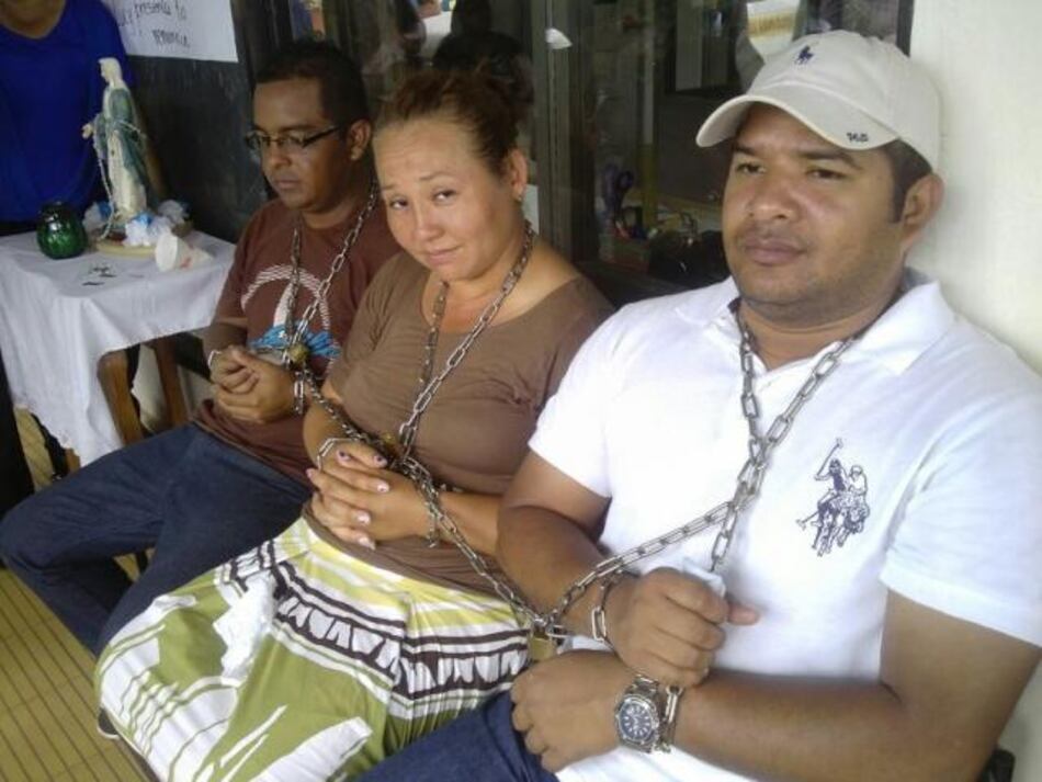 En Herrera educadores en paro se encadenan en la Defensoría del Pueblo