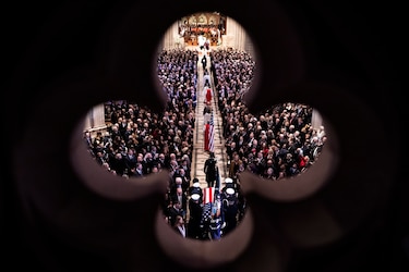 De tratados, amigos e intereses