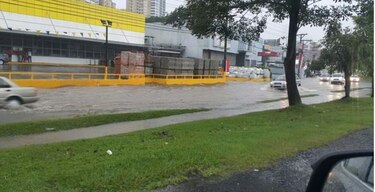 Fuertes lluvias causan inundaciones en varias vías de la capital