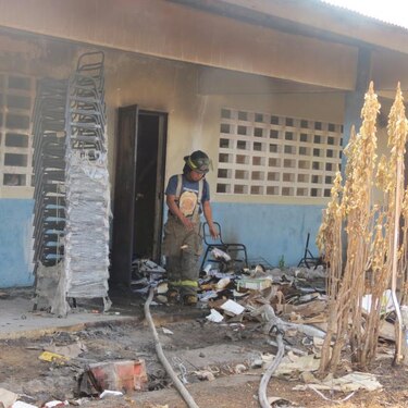 Incendio en depósito del Meduca consume sillas y libros