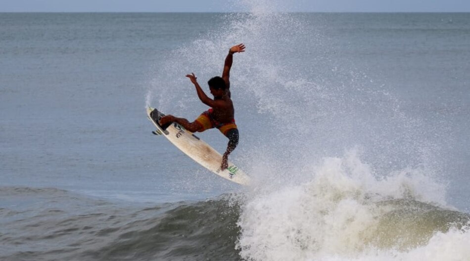 Surfistas panameños no descansan camino al Mundial de 2021