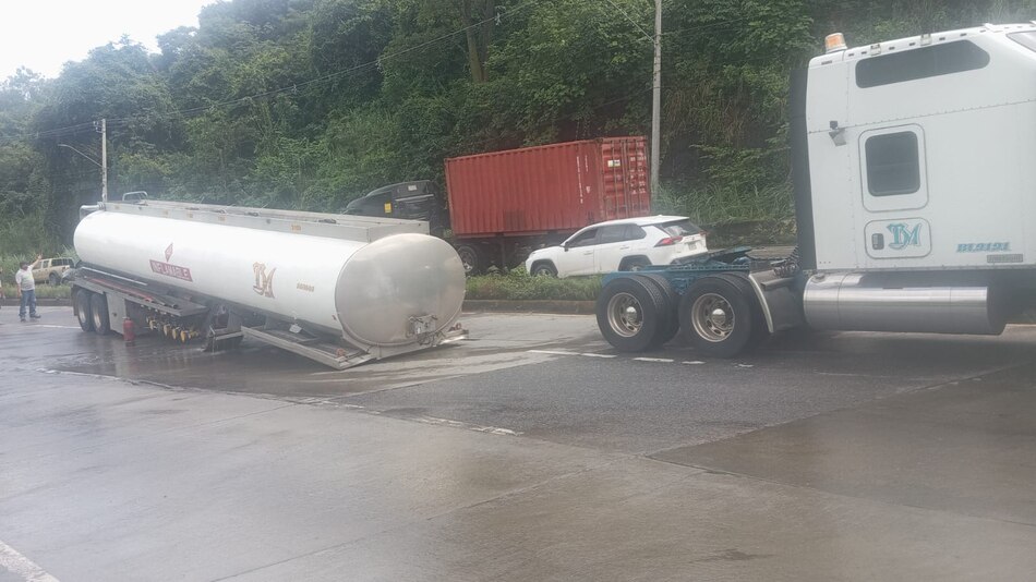 Accidente de cisterna con combustible cerca del Rod Carew causa descomunal tranque; la vía fue reabierta