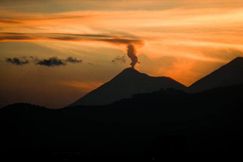 Autoridades recomiendan evacuar a 30,000 guatemaltecos por erupción del volcán de Fuego