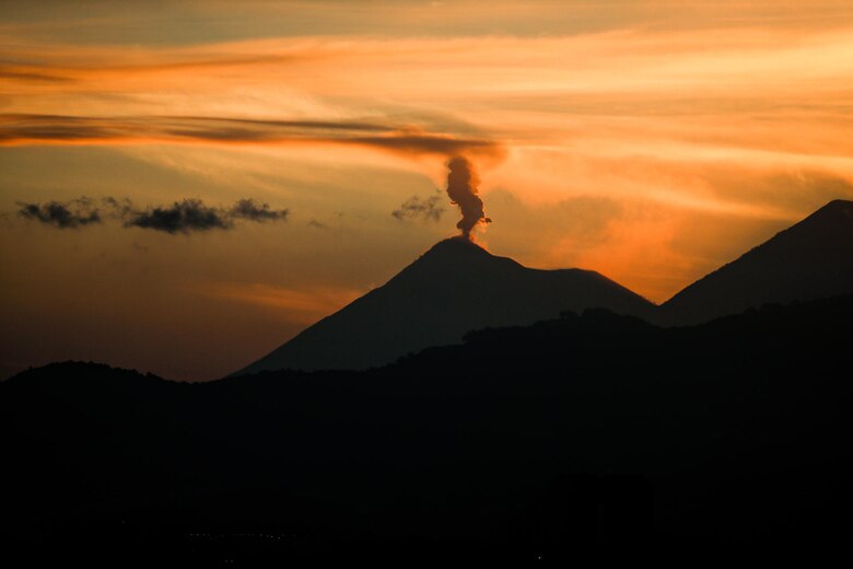 Autoridades recomiendan evacuar a 30,000 guatemaltecos por erupción del volcán de Fuego