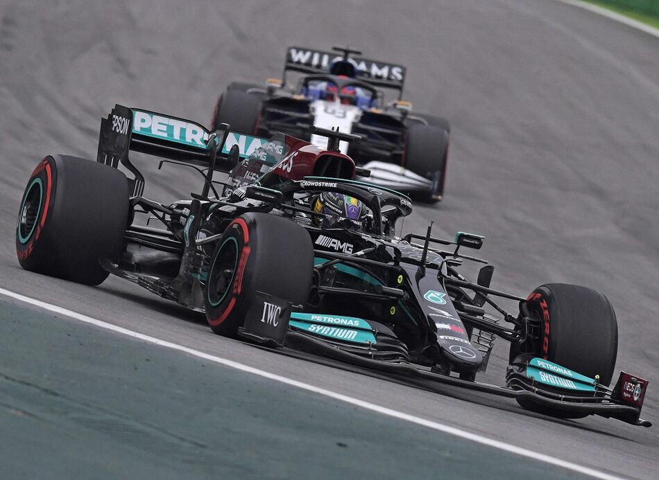 Lewis Hamilton bajo investigación de los comisarios en Brasil