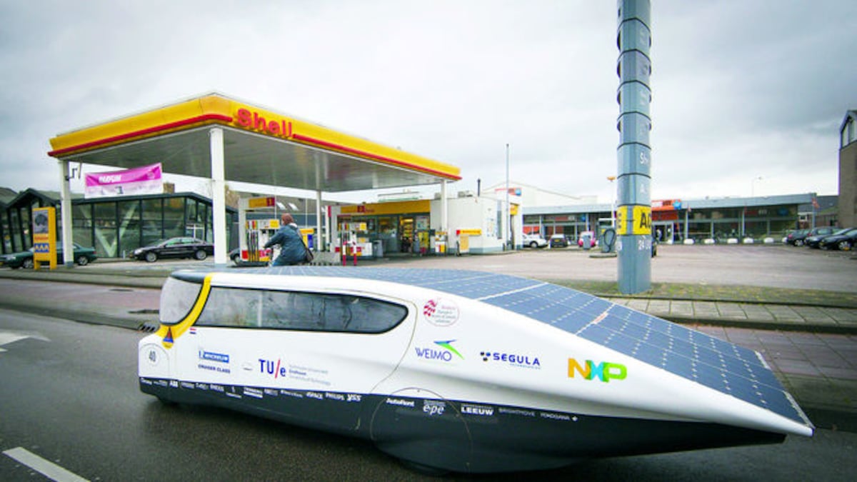 El Stella tiene espacio para cuatro personas, es capaz de generar el doble de la energía que consume y puede recorrer hasta 800 kilómetros.
