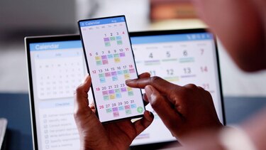 Por qué no deberías obsesionarte con dormir 8 horas y otros 3 consejos de salud de Chris y Xand van Tulleken, los médicos gemelos de la BBC