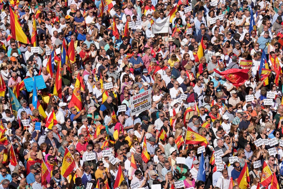 Miles de personas se manifiestan en Madrid contra la amnistía a independentistas catalanes