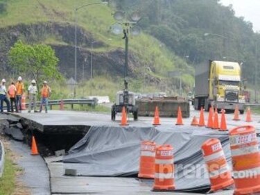 Cierran vía de acceso al Centenario; se afecta el tráfico vehicular
