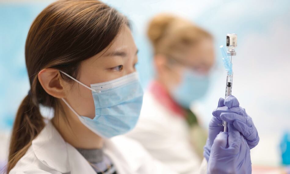 Vacunas contra el nuevo coronavirus son efectivas contra cepa mutada, dicen expertos