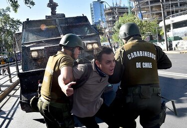 Piñera endurece tono frente a protestas que siguen en expansión