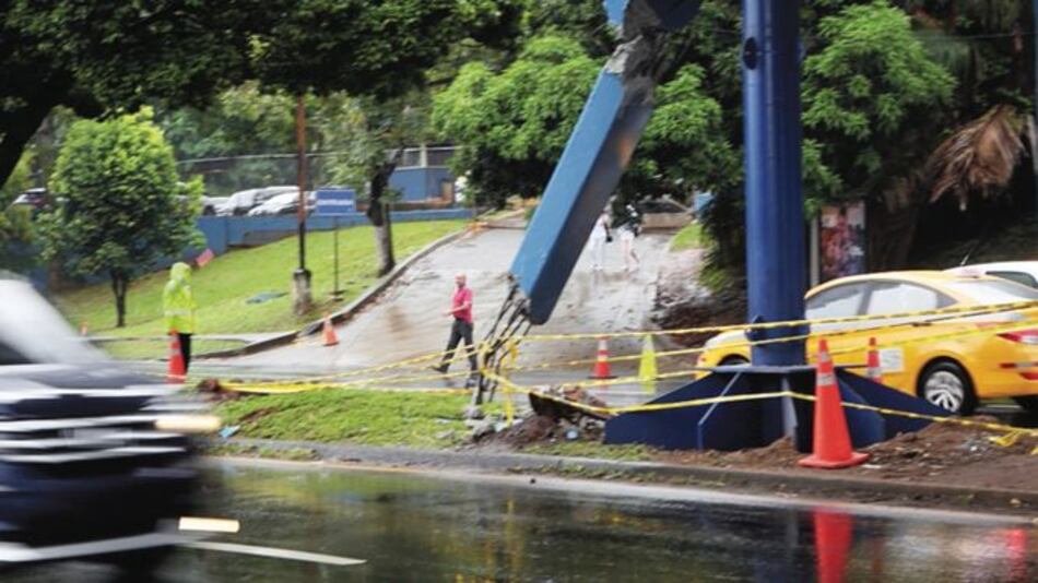 Cuestionan el costo de reparar puente peatonal en la CSS