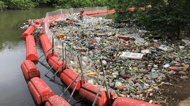 Cerca de la mitad de los desechos que retuvo la barrera BOB, son botellas plásticas y envases de 'foam'