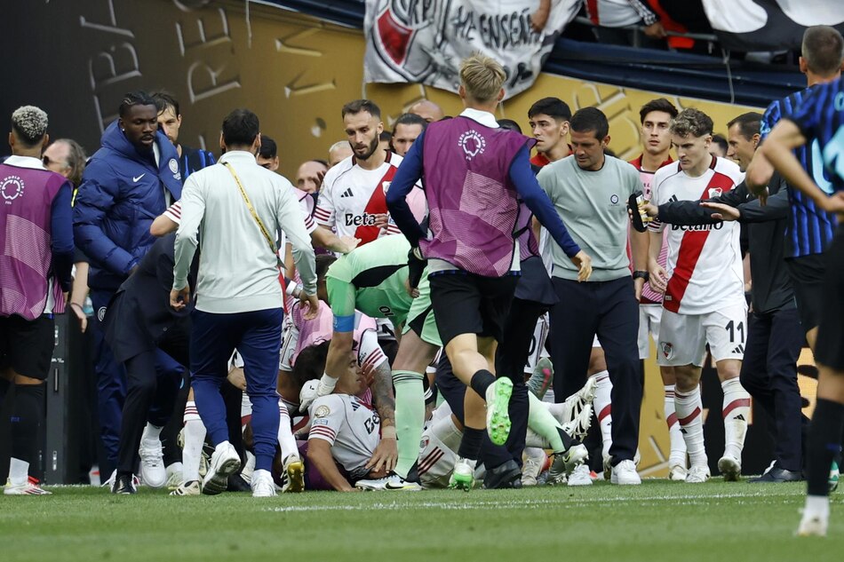 Mundial de Clubes: Dumfries y Acuña fueron protagonistas de un final bochornoso