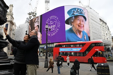 Isabel II celebra 70 años de reinado y quiere que Camila sea reina consorte