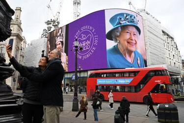 Isabel II celebra 70 años de reinado y quiere que Camila sea reina consorte