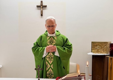 Primera foto del papa tras su operación: oficiando misa