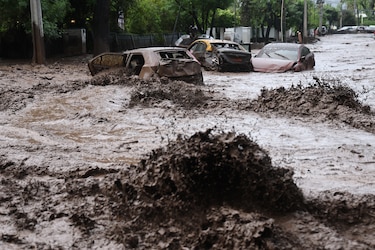 Decretan estado de catástrofe en zona este de Santiago de Chile, arrasada por torrente de agua