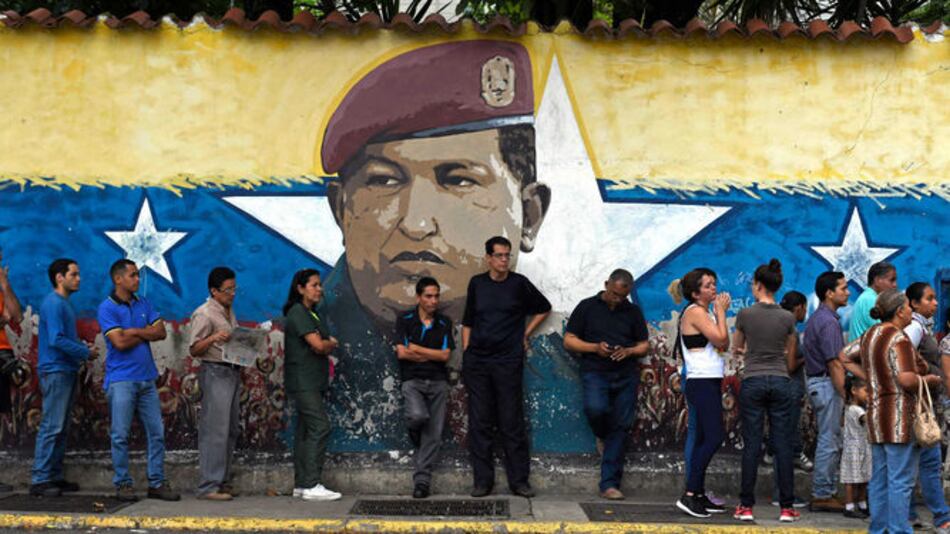 Venezolanos votan en elecciones regionales tras meses de confrontación en las calles