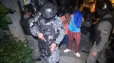 Publican video del momento de la captura de uno de los sospechosos del asalto a la Caja de Ahorros