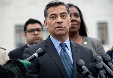 Joe Biden elige al latino Xavier Becerra como secretario de Salud