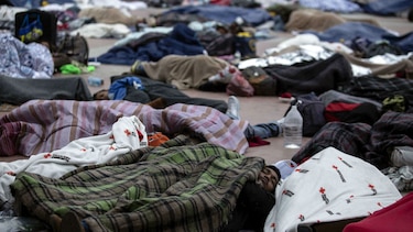 Migrantes centroamericanos se alistan para una larga espera en la frontera
