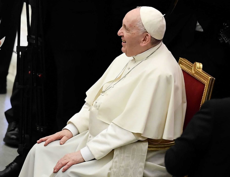 El papa Francisco sufre una inflamación en la rodilla que le impide pasear entre los fieles