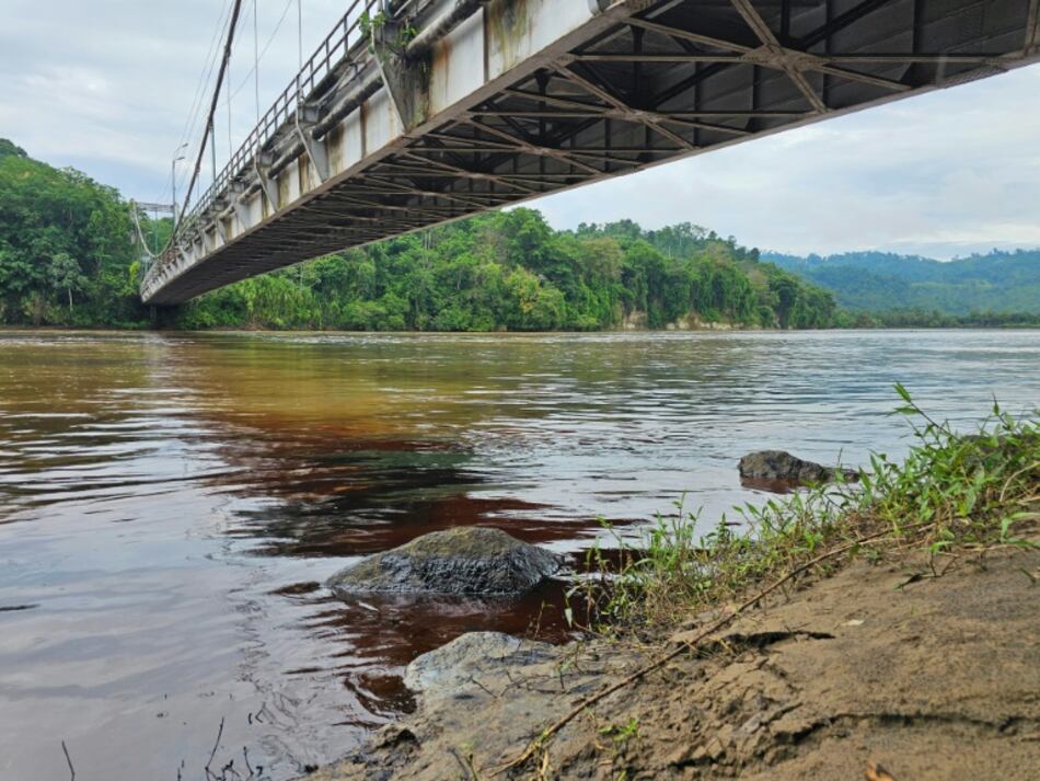 Ecuador declara emergencia en oleoducto por derrame de crudo que afecta a 500,000 personas