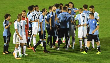 Chile visita a Bolivia urgida de una victoria