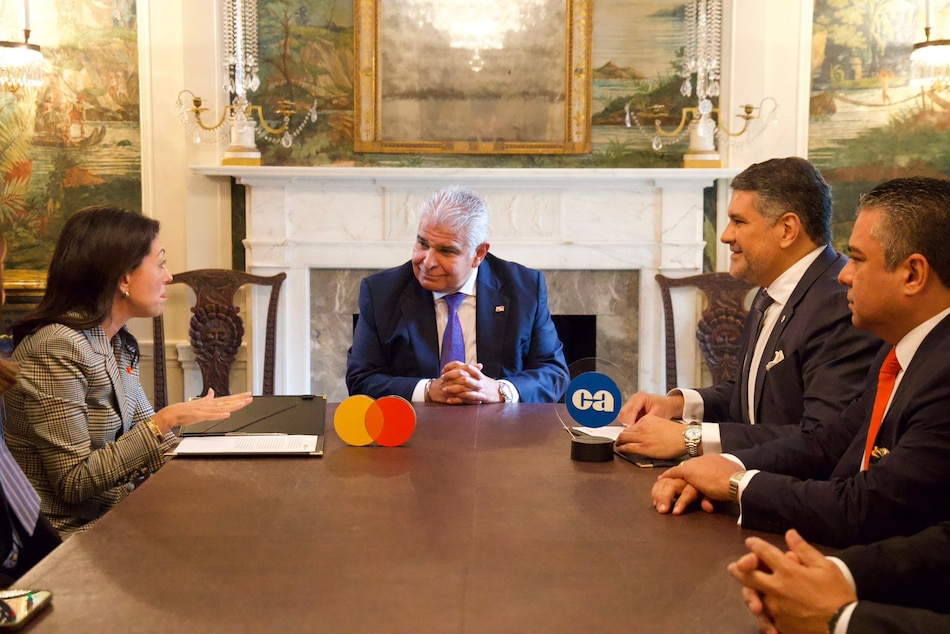 El pago de becas escolares será digital tras alianza de Caja de Ahorros y Mastercard