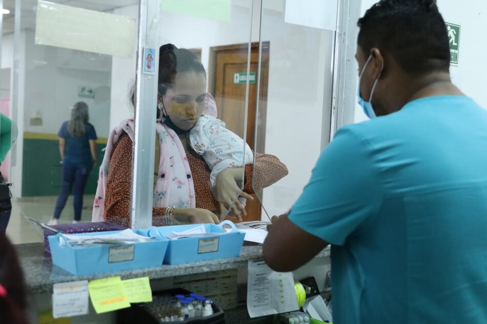 Donan al Minsa un nuevo software para reforzar la estrategia de abastecimiento de medicamentos