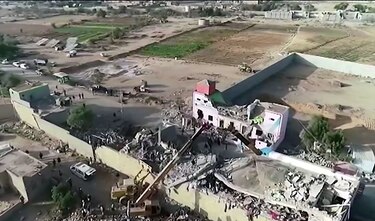 Al menos 70 muertos en bombardeo de una prisión de Yemen controlada por los rebeldes