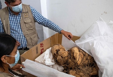 Momia de unos 1,200 años asombra a arqueólogos en Perú