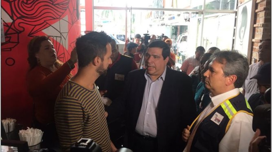 Acodeco y Defensoría del Pueblo realizan inspección a pizzería de Costa del Este por caso de presunto racismo