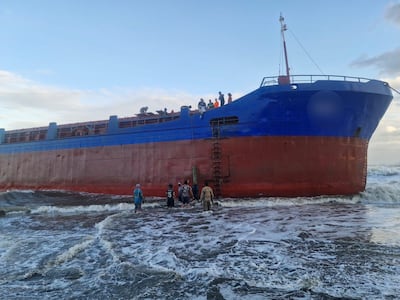 Evacúan a salvo a tripulación de barco encallado en María Chiquita; no hay contaminación marina