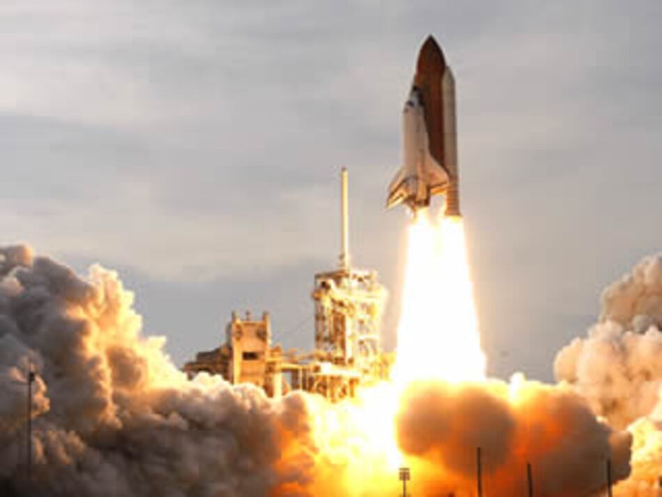 Inspeccionan el transbordador en busca de posibles daños