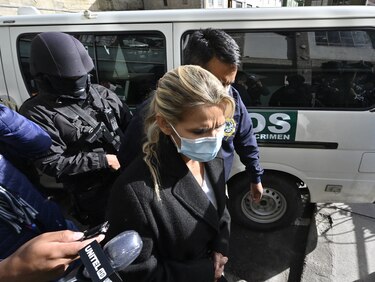 Trasladan de madrugada a la expresidenta Jeanine Áñez a otra prisión en La Paz