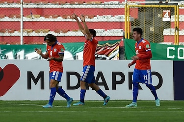 Chile gana 3-2 a Bolivia y sueña con clasificar al Mundial