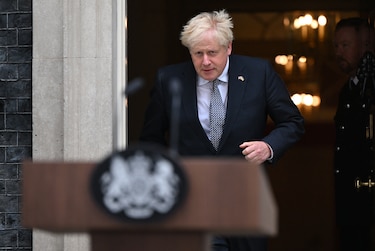 Boris Johnson dimite como líder conservador, pero seguirá en el poder hasta que se nombre a su sucesor