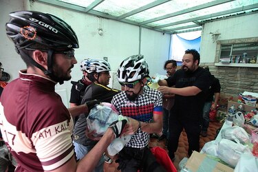 Luchadores, ciclistas y artistas reparten consuelo y ánimo tras sismo