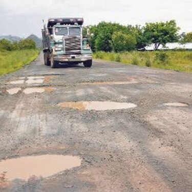 Empresa incumple construcción de vía