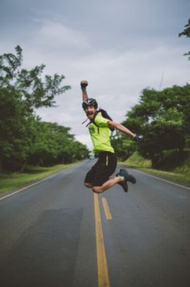 Juan Dual está rodando en bicicleta y sin aparato digestivo