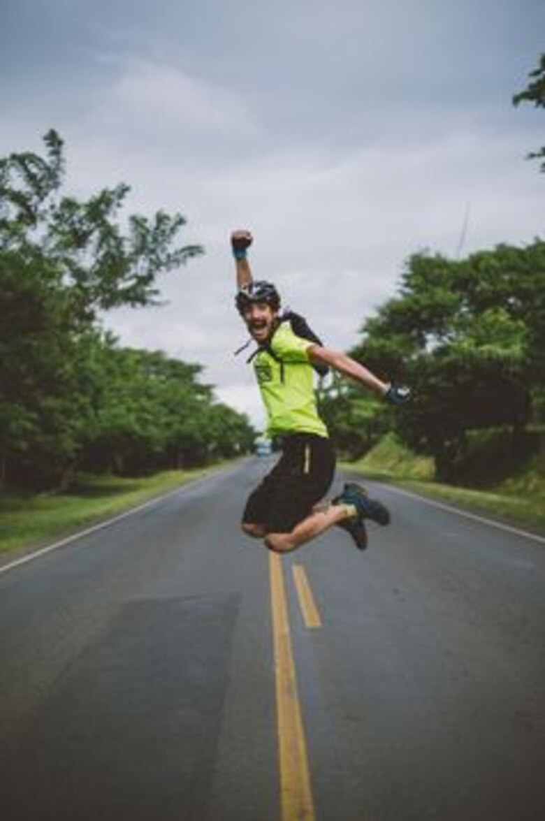Juan Dual está rodando en bicicleta y sin aparato digestivo