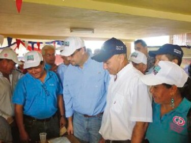 Arias suma a su campaña a miembros del PRD